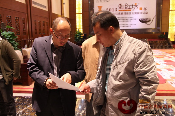 中國家具協(xié)會副理事長陳寶光與太興家具總經理李興暢在評審現(xiàn)場探討作品