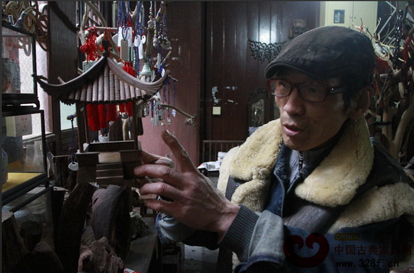 潘愛國雕刻的每座小亭都不過人的手掌大小
