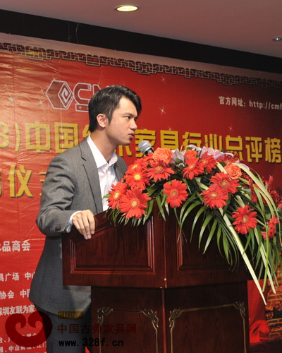 中國古典家具網、《品牌紅木》雜志CEO林偉華上臺致辭