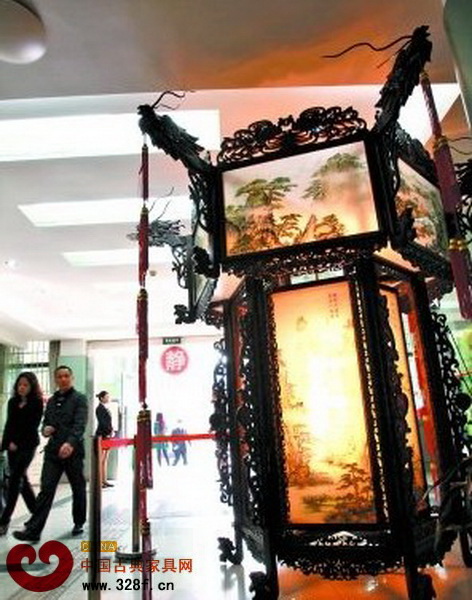 白云區(qū)非物質文化遺產展覽上的紅木宮燈