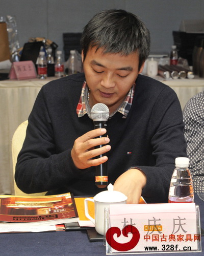東陽(yáng)市新明紅木家具有限公司總經(jīng)理杜慶慶接受記者采訪