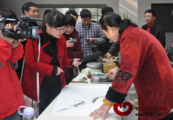 金華市第三屆工藝美術精品展上藝術家現場表演手指畫