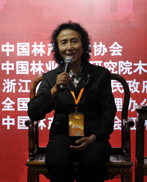 中國林科院木材研究所研究員、中國林產工業協會紅木分會專家委員會主任姜笑梅作指導