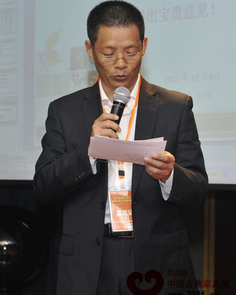 中國林產工業公司副總經理、中國林產工業協會紅木分會副秘書長翟東群接受記者采訪