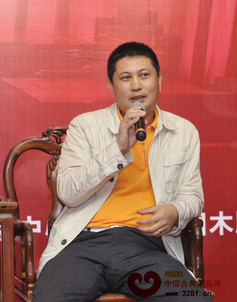 紅古軒總經理吳赤宇接受記者采訪