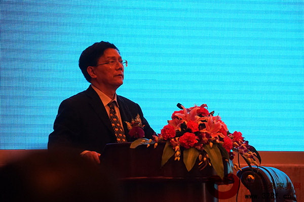 浙江省家具行業協會理事長蔣鴻源做關于2013年年度工作報告