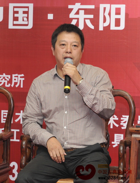 明堂紅木總經理張向榮接受記者采訪