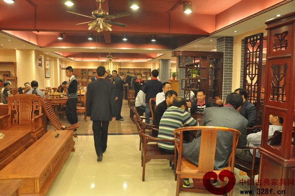 家寶紅木文化藝術(shù)館開業(yè)當天吸引了眾多消費者