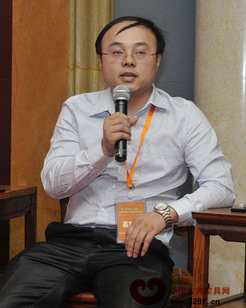 中山市東成家具有限公司經(jīng)理李國進接受記者采訪