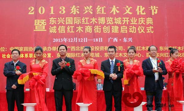 中國(guó)家具協(xié)會(huì)副理事長(zhǎng)楊波出席開幕式并為文化節(jié)開幕剪彩(右二)