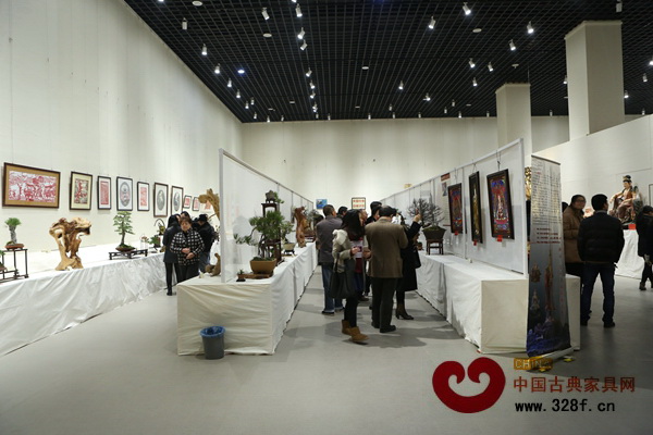 工藝美術節上展出眾多精品,吸引了參觀者駐足欣賞