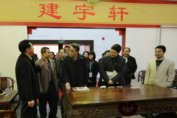 江門市人民政府相關領導前往江門文博會古典家具展覽區參觀指導