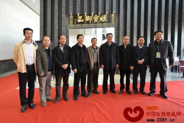 江門市委書記劉海（右四）、江門市委副書記聶黨權（左四）與新會古典家具企業代表合影留念