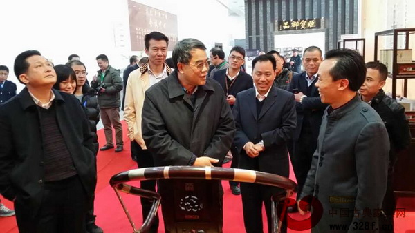 江門市人民政府相關領導一行參觀源天福在江門文博會的展廳