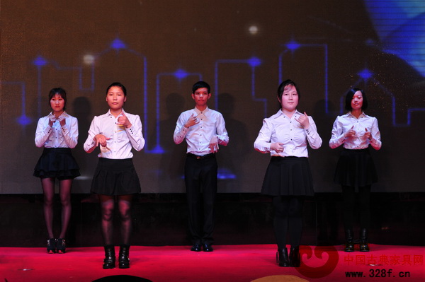 中國古典家具網、《品牌紅木》雜志員工演繹手語表演《愛因為在心中》