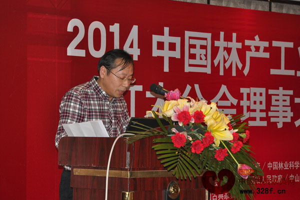 中國林產工業協會紅木分會副秘書長方崇榮對中國林業產業創新獎（紅木類）作詳細介紹