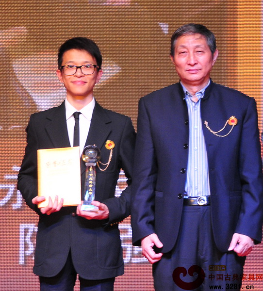 永華家具董事長(zhǎng)陳達(dá)強(qiáng)獲評(píng)“2013中國(guó)紅木家具行業(yè)十大風(fēng)云人物”稱號(hào)