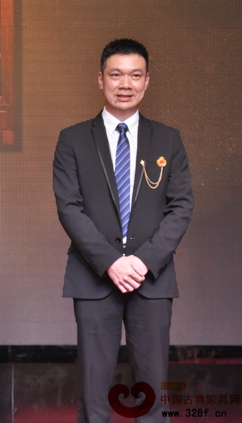永華家具副總經(jīng)理獲評(píng)“2013中國(guó)紅木家具行業(yè)杰出職業(yè)經(jīng)理人”稱號(hào)