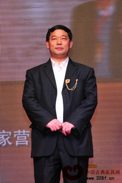 東陽紅木家具市場總經理劉春林榮獲“2013年中國紅木家具行業杰出職業經理人”