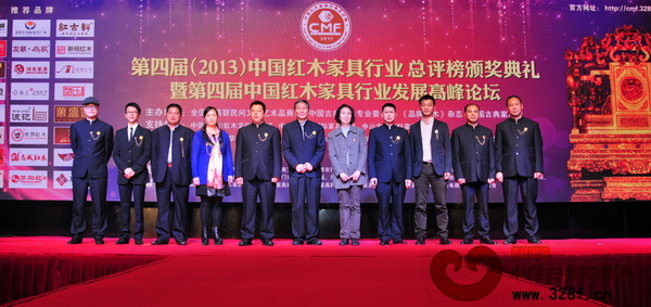 李忠信(左三)與其他紅木家具行業(yè)風(fēng)云人物合影