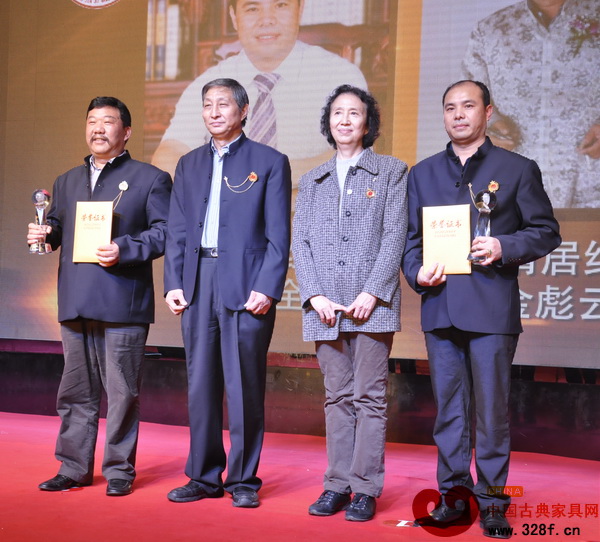 萬(wàn)盛紅木董事長(zhǎng)蔣楨全(右一)榮獲了“2013年中國(guó)紅木家具行業(yè)十大風(fēng)云人物”稱號(hào)