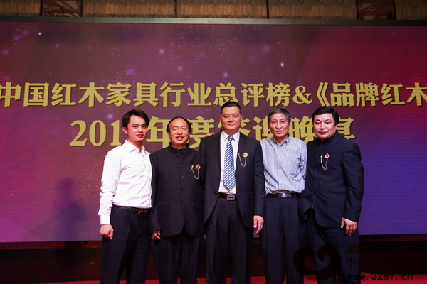 志成紅木總經(jīng)理李正倫與專家合影留念