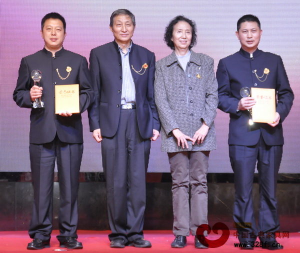 明堂紅木總經理張向榮(圖左一)入選“2013年中國紅木家具行業十大風云人物”與頒獎嘉賓合影