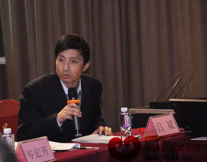 中國林科院木材工業研究所所長助理、中國林產工業協會紅木分會常務副理事長呂斌主持會議