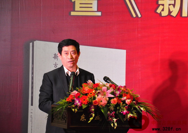 中國家具協會理事長朱長嶺上臺致辭