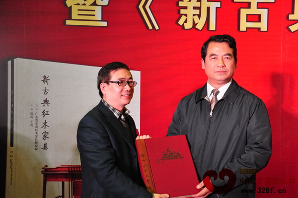 中國林業產業聯合會秘書長、中國林產工業協會執行會長王滿向華南農業大學林學院代表贈書