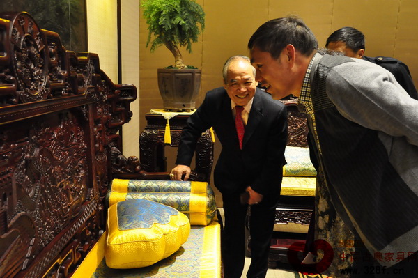 祥利集團(tuán)董事長戴家林現(xiàn)場為賓客介紹紅木展品