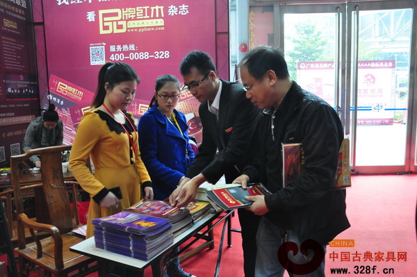 中國古典家具網、《品牌紅木》雜志的精英們在參展現場介紹參展資訊