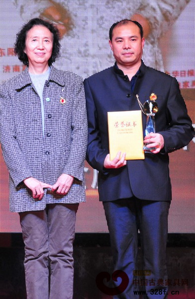 萬盛宇紅木董事長蔣楨全（右一）榮獲“2013年中國紅木家具行業(yè)十大風(fēng)云人物”