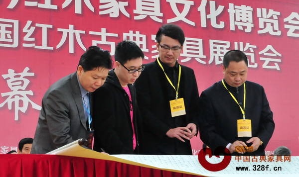 順泰軒紅木總經理劉勝長(左一)簽署《中山市紅木家具行業誠信公約》