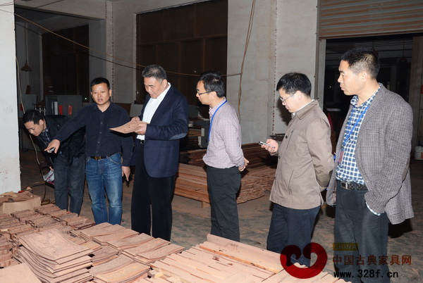 金華市委常委、東陽市委書記徐建華(左三)仔細觀賞東清閣雕花板