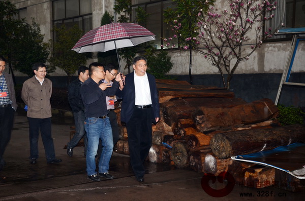 金華市委常委、東陽市委書記徐建華(右一)一行參觀了東清閣木材儲存地