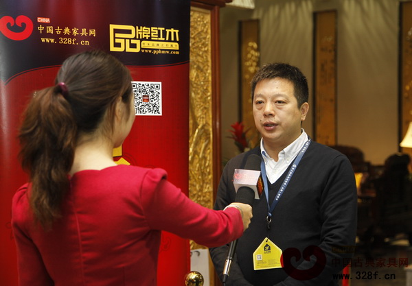 明堂紅木總經理張向榮在東莞名家具展上接受中國古典家具網專訪