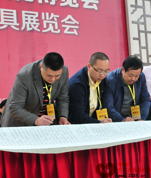 志成紅木總經理李正倫(左一)簽署《中山市紅木家具行業誠信公約》