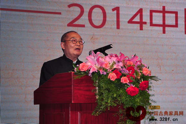 中國(guó)新中式紅木文化研究院院長(zhǎng)胡景初在年會(huì)上發(fā)表重要講話