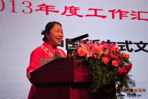 執(zhí)行會(huì)長(zhǎng)劉曉紅匯報(bào)2013年中國(guó)新中式紅木文化研究院的主要工作