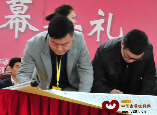 盛泰軒紅木董事長蕭國澄（左）簽署《中山市紅木家具行業誠信公約》