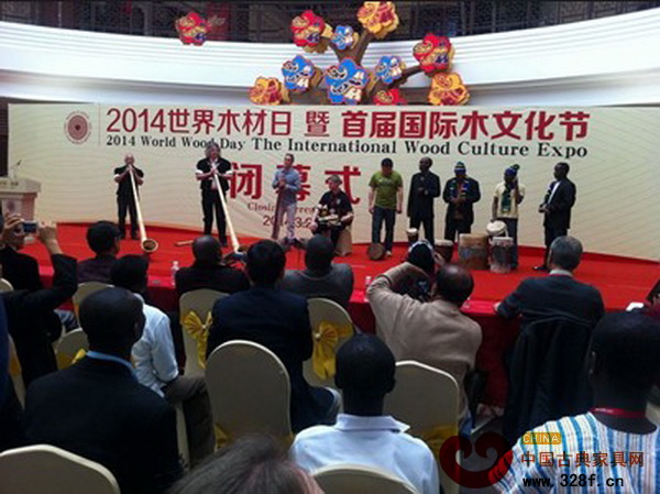 2014世界木材日暨首屆國際木文化節閉幕式上，中外木藝術家現場獻藝
