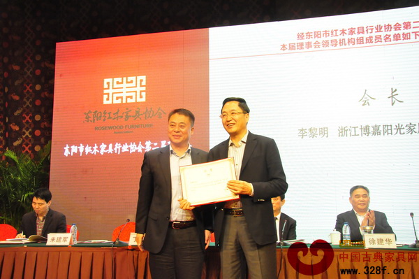 東陽(yáng)市委副書記、市長(zhǎng)朱建軍(左一)為會(huì)長(zhǎng)李黎明頒發(fā)證書