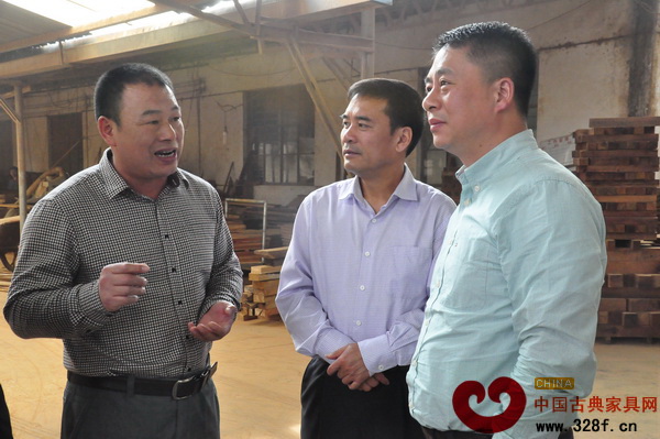 東陽市委副書記、市長(zhǎng)朱建軍(右一),東陽市委常委、副市長(zhǎng)李寶春(右二)聽取萬家宜董事長(zhǎng)吳明月的詳細(xì)介紹