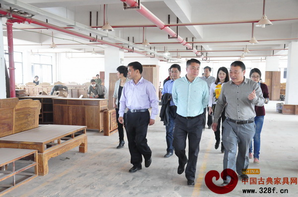 東陽市委副書記、市長(zhǎng)朱建軍(右二)一行參觀萬家宜油漆車間