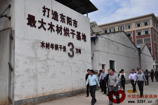 東陽市委副書記、市長(zhǎng)朱建軍(左一)一行參觀萬家宜烘干基地