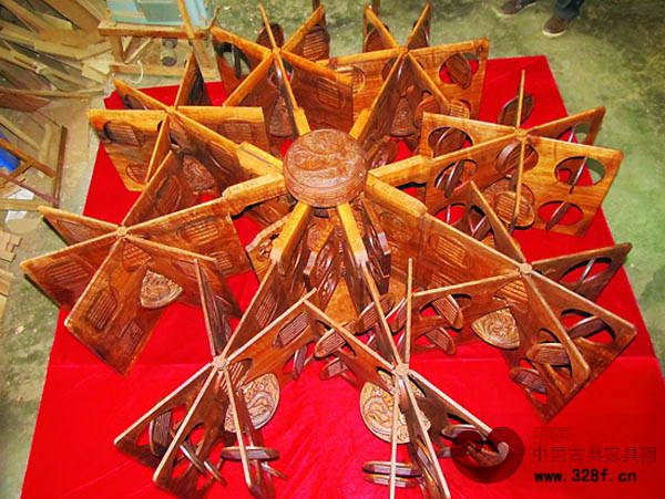 天水木雕作品《天地開寶照,日月風水明》立體展示伏羲卦象