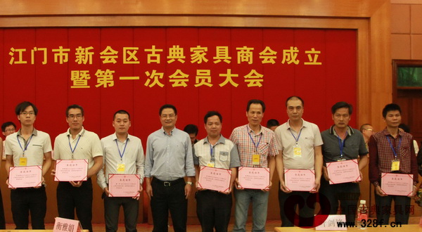 新會(huì)區(qū)委常委黃偉民為副會(huì)長(zhǎng)頒發(fā)證書(shū)