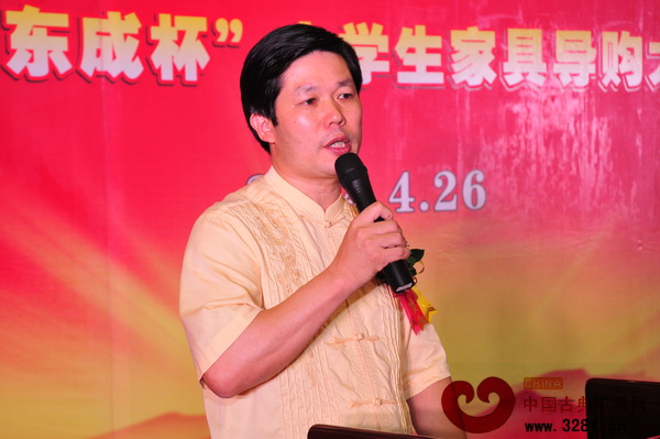 東成紅木董事長張錫復發表致辭
