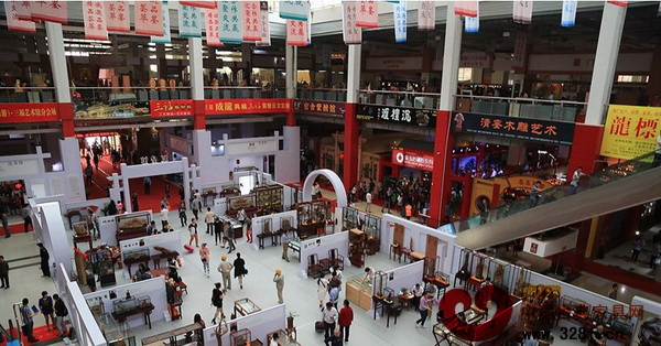 第九屆中國(莆田)海峽工藝品博覽會(huì)展館內(nèi)人潮涌動(dòng)
